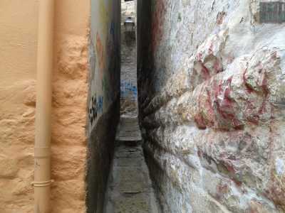 La prima parte di vicolo San Bartolomeo � pi� larga, ma poi arrivati davanti a un muro sul quale � posta una lanterna, la stradina gira a sinistra e si restringe sensibilmente